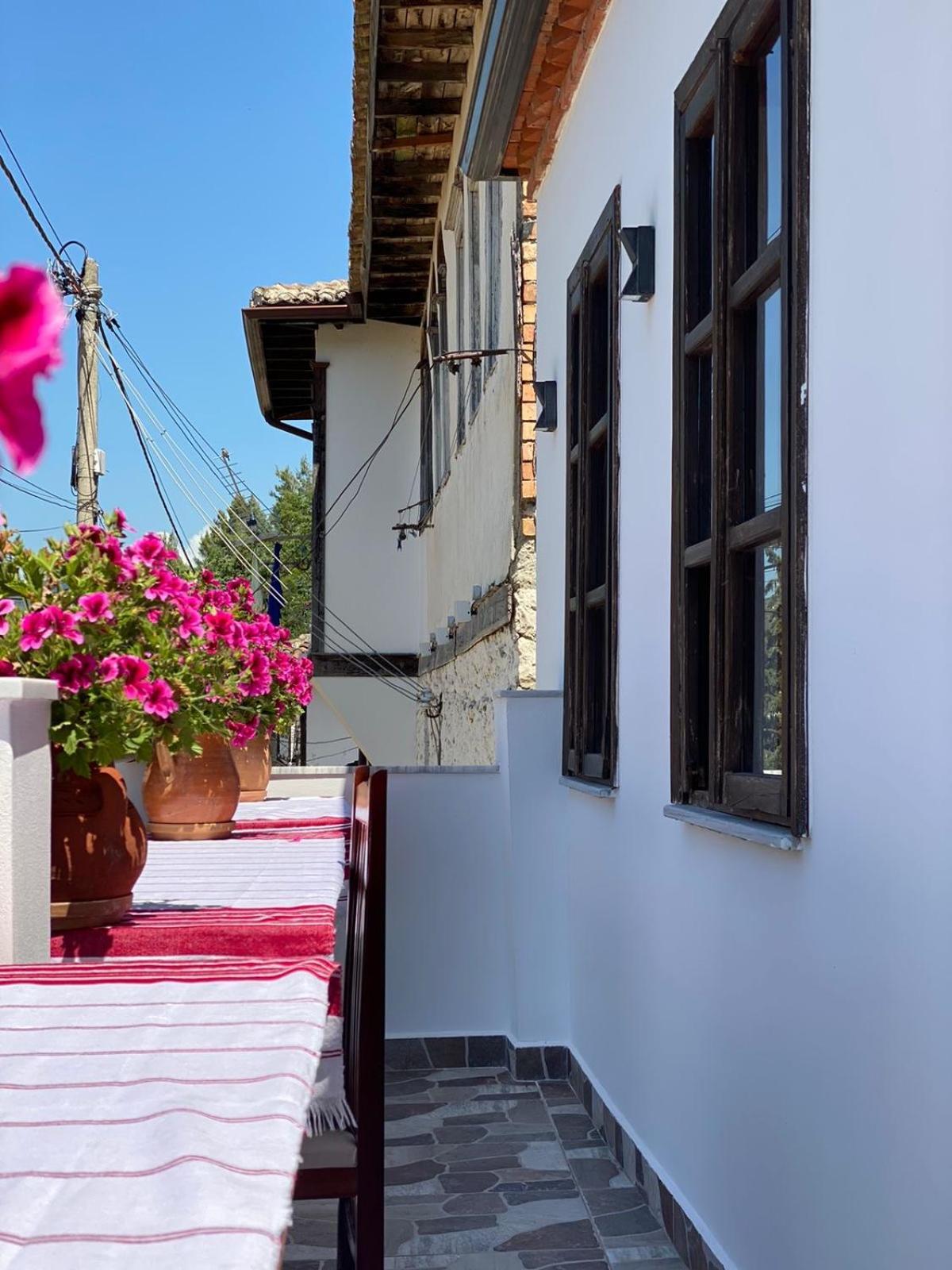 Oda E Skulptorit-Unesco Quarter Berat Exterior photo