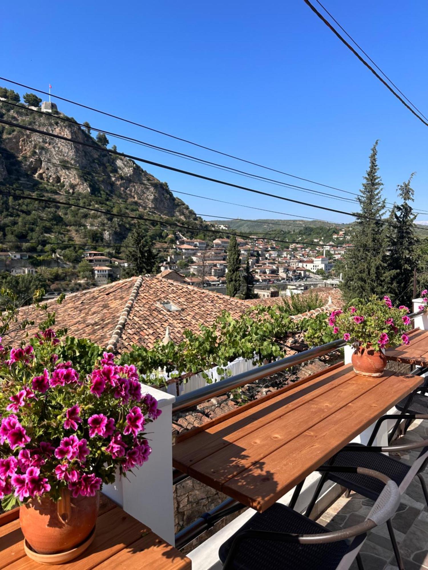 Oda E Skulptorit-Unesco Quarter Berat Exterior photo