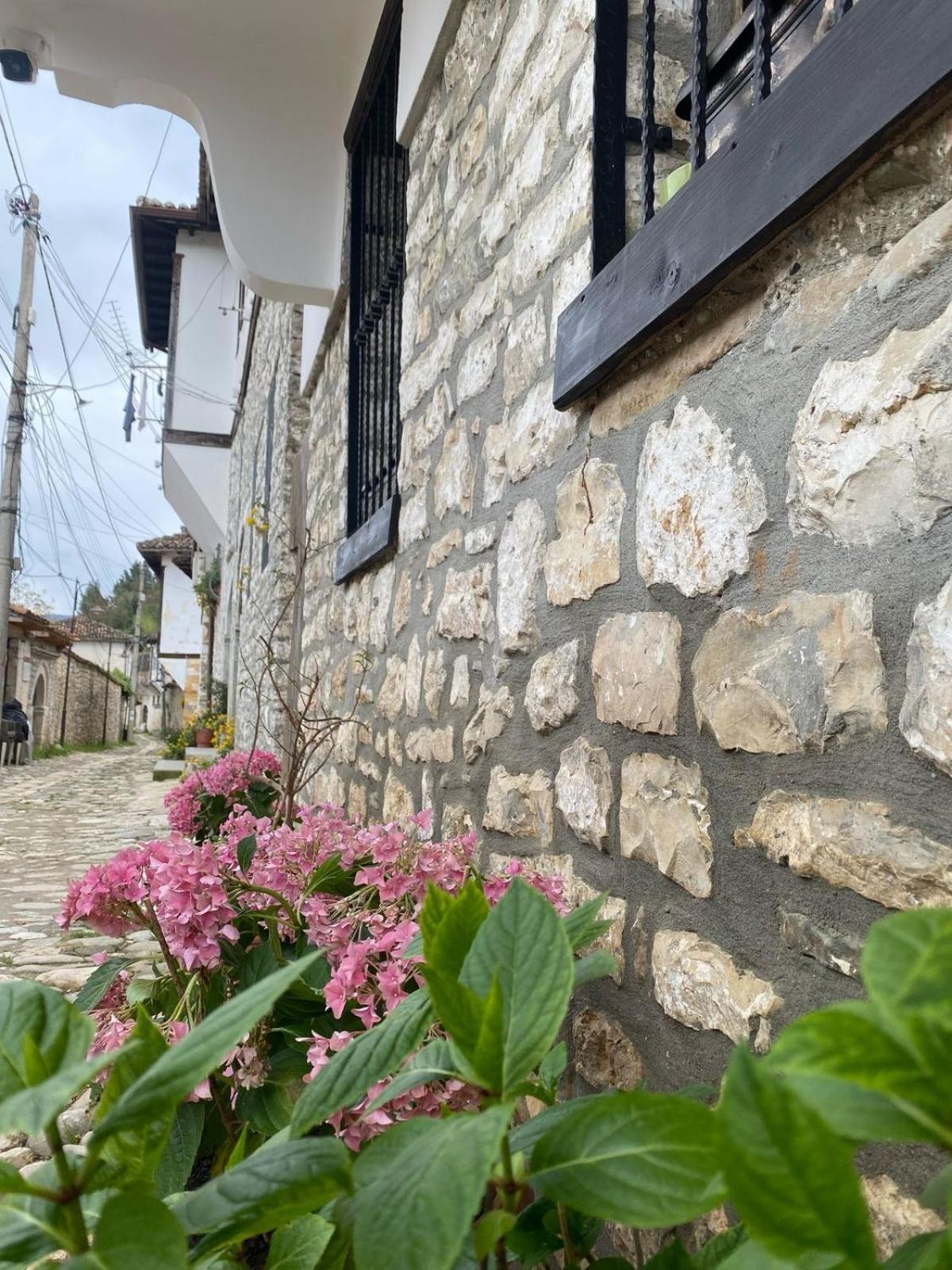 Oda E Skulptorit-Unesco Quarter Berat Exterior photo