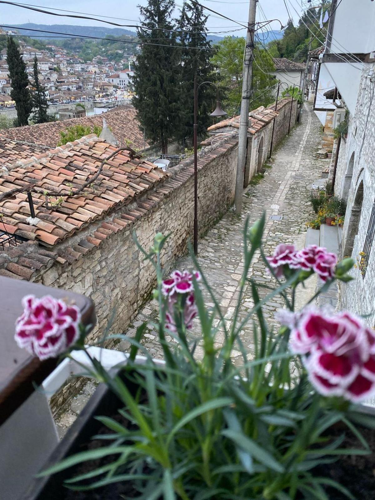 Oda E Skulptorit-Unesco Quarter Berat Exterior photo