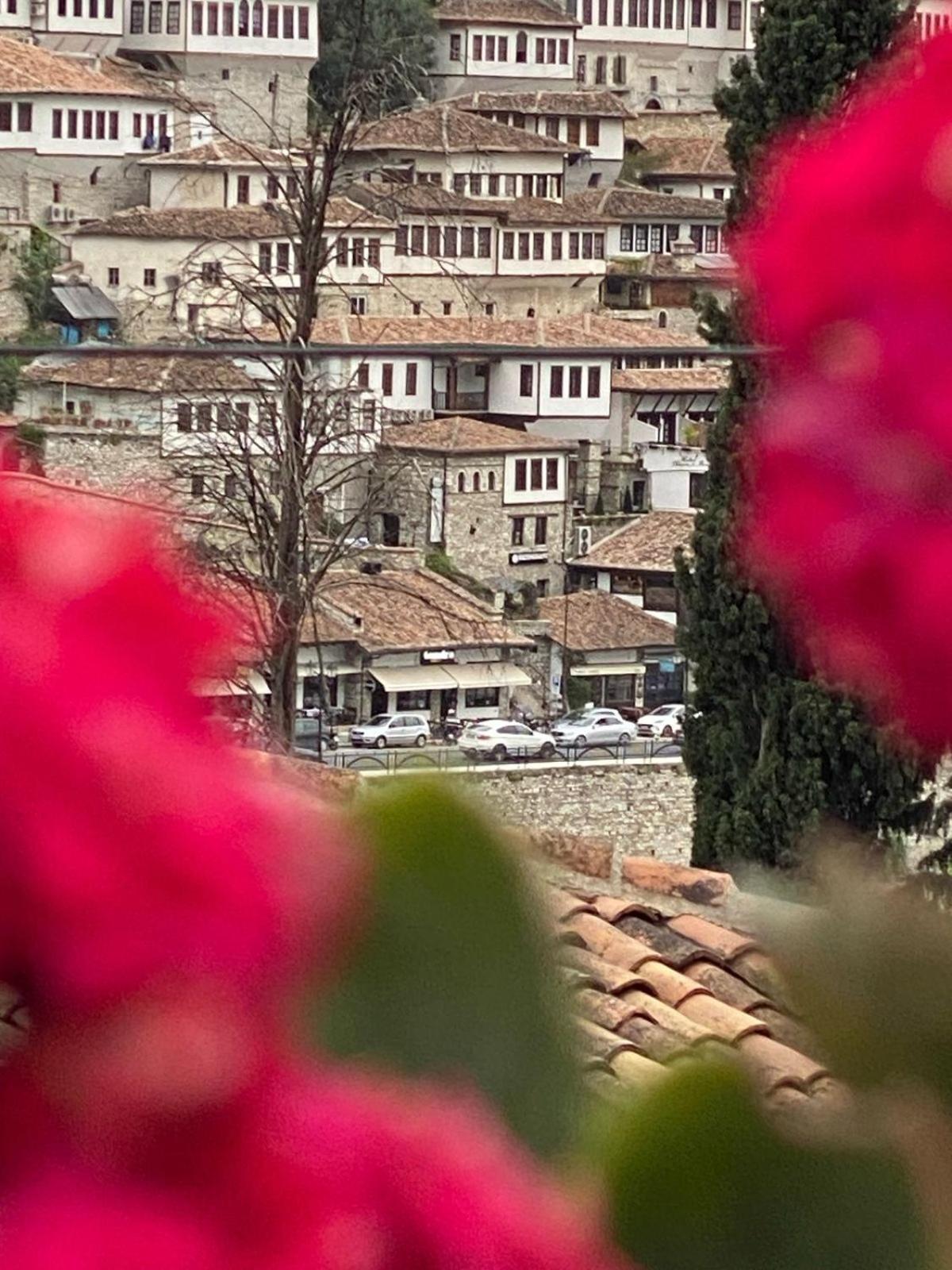 Oda E Skulptorit-Unesco Quarter Berat Exterior photo